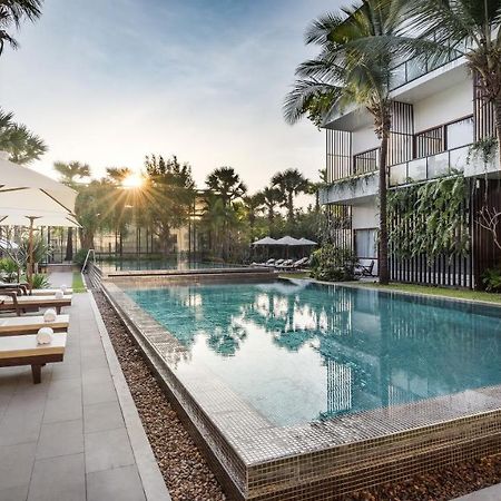 Shintana Saya La Maison Siem Reap Exteriör bild The hotel's pool