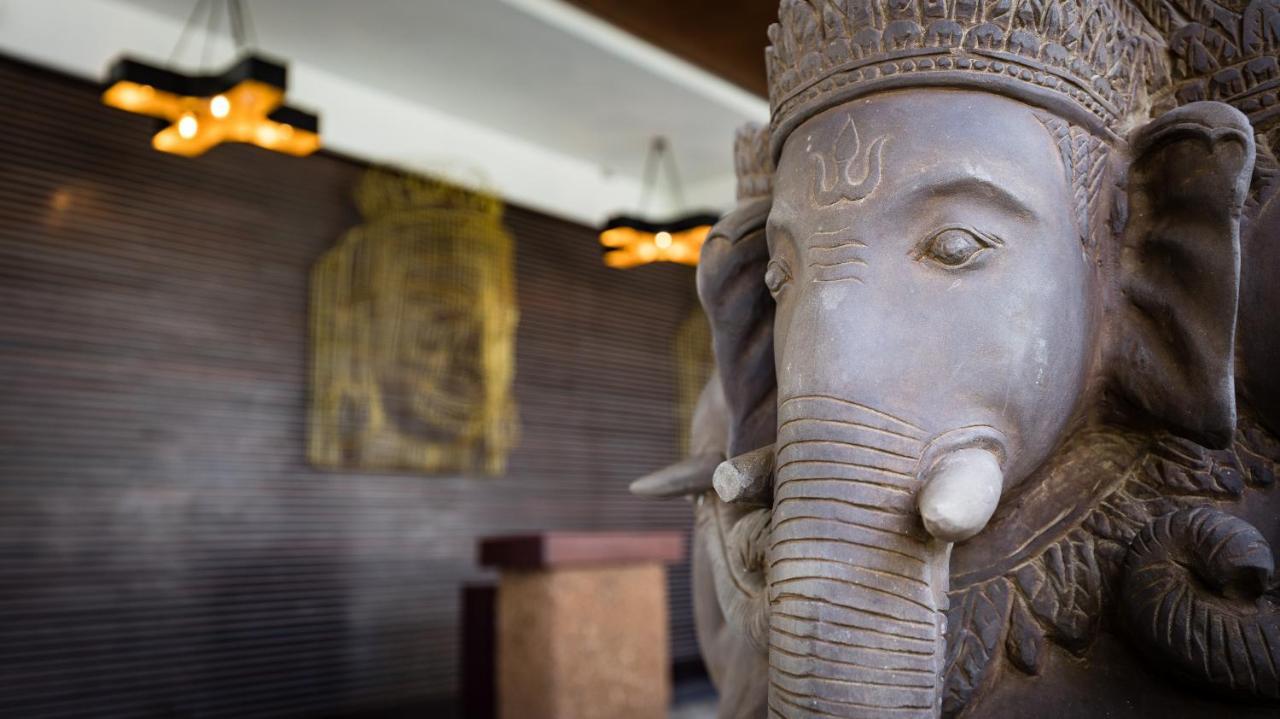 Shintana Saya La Maison Siem Reap Exteriör bild A statue of Ganesha at the hotel