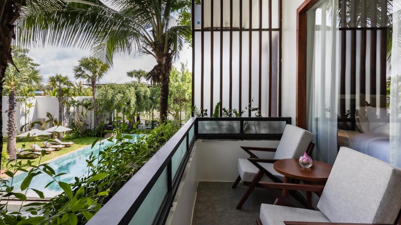 Shintana Saya La Maison Siem Reap Exteriör bild A balcony at the hotel