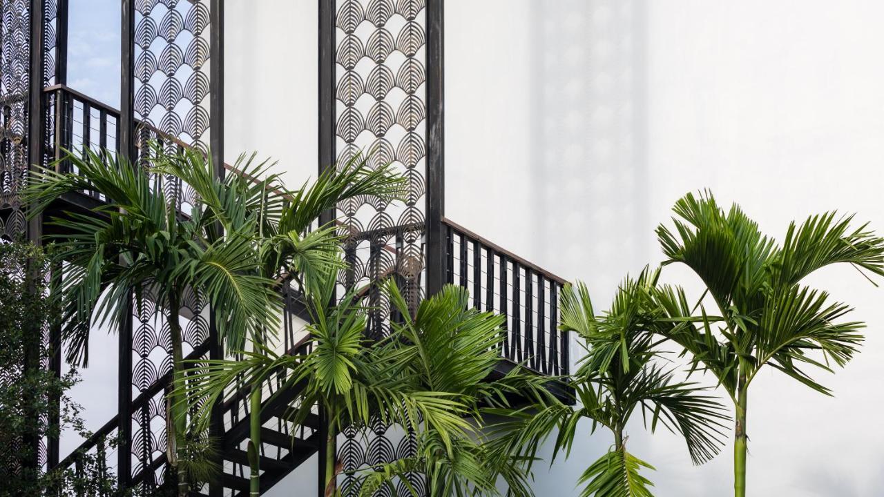 Shintana Saya La Maison Siem Reap Exteriör bild The staircase