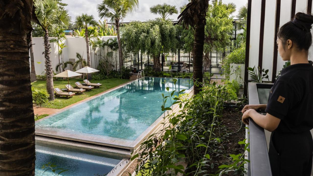 Shintana Saya La Maison Siem Reap Exteriör bild The hotel's swimming pool
