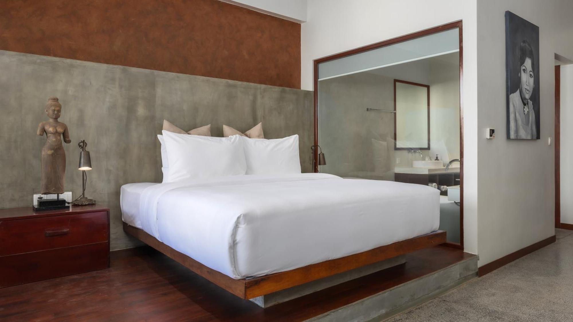 Shintana Saya La Maison Siem Reap Exteriör bild A bedroom at the hotel